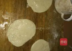 Illustration of how to make scallion pancakes 7