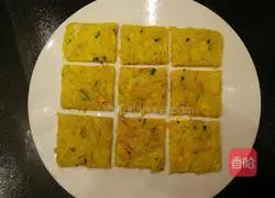 Illustration of how to make potato shredded egg pancakes 17