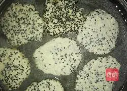 Illustration of how to make apple glutinous rice and black sesame cakes with electric baking pan 4