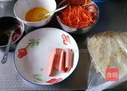 Illustration of how to make shredded carrot pancakes 1
