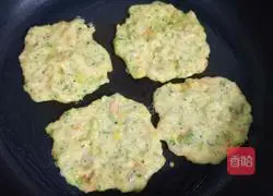 Illustration of how to make shrimp and vegetable pancakes as food supplement 7