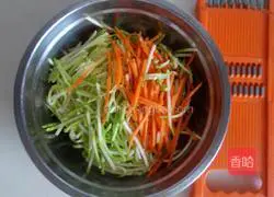 Illustration of how to make two-color egg pancake 2