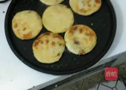 Illustration of how to make millet flour cake 4