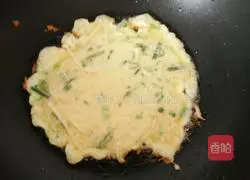 Illustration of how to make shredded potato and tomato sauce egg cake 8