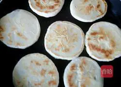 Illustration of making dough bean paste cake 14