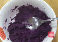 Illustration of how to make purple sweet potato and lotus paste glutinous rice cakes 1