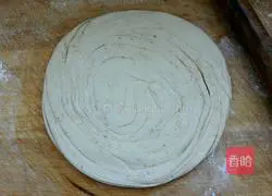 Illustration of how to make cake crust with hands 10