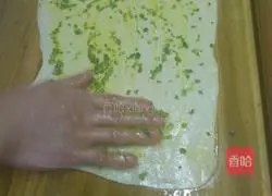 Illustration of how to make scallion pancake 5