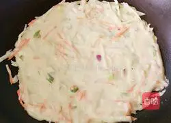 Illustration of how to make shredded potato and egg pancakes 7