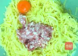 Illustration of how to make crispy potato pancakes 4