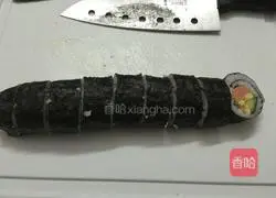 Illustration of how to make seaweed sushi roll 9