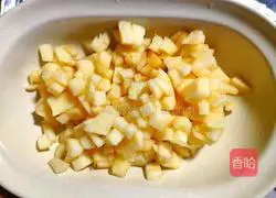 Illustration of how to make a bite of apple crisp 2