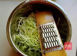 Illustration of how to make shredded radish cake 1