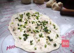 Illustration of how to make delicious scallion pancake 3