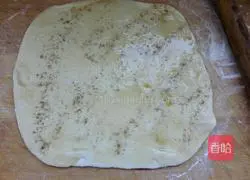 Illustration of how to make cake crust by hand 5
