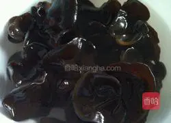 Illustration of how to make shrimp and fungus vegetable cakes 2