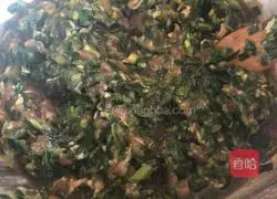 Illustration of how to make toona and sea cucumber pancakes 1