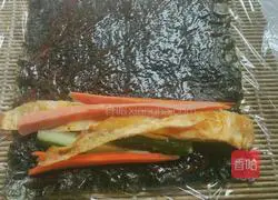 Illustration of how to make inner roll sushi 8