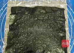 Illustration of how to make cherry blossom powder sushi roll 5