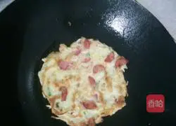 Illustration of making red sausage, potato shreds and egg pancake 5