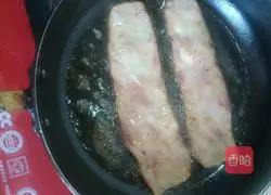 Illustration of how to make bacon hand pancakes 4