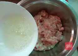 Illustration of how to make steamed meat cakes with salted duck eggs 3