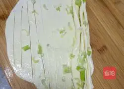 Illustration of how to make green onion hand cakes 11