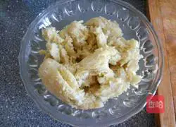  Illustration of how to make Chinese cabbage and leek pie 2