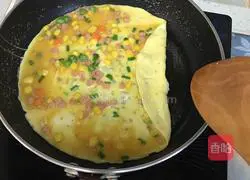 Illustration of how to make double omelette egg roll 8