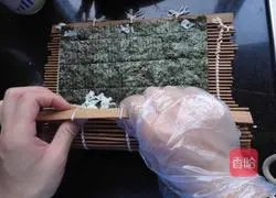 Illustration of how to make salad meat floss sushi roll 10