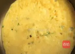 Illustration of how to make green pepper and potato shredded egg pancakes 4