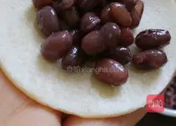 Illustration of how to make red bean box cake 2