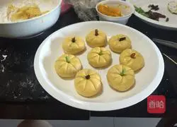 Illustration of how to make two pumpkin cakes 5