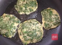 Illustration of how to make shepherd's purse egg pancake 4