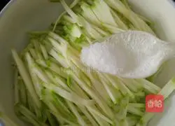 Zucchini Illustration of how to make cakes 1