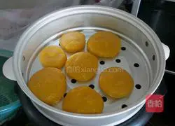 Illustration of how to make steamed glutinous rice flour pumpkin cakes 12