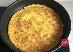 Illustration of how to make potato shredded egg pancakes 7
