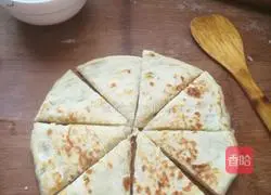 Illustration of how to make hot scallion pancakes 4