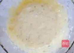 Illustration of how to make banana egg pancake 5