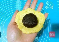 Illustration of how to make pumpkin bean paste cake 7