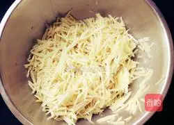 Illustration of how to make golden potato shredded pancake 1