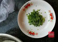 Illustration of how to make homemade scallion pancakes 3