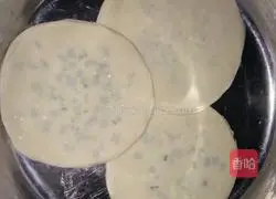 Illustration of how to make scallion pancakes 6