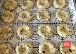 Illustration of how to make seaweed, meat floss and sesame cake 8