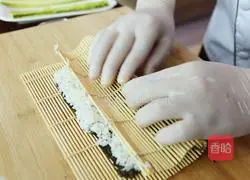 Illustration of how to dip sushi rolls in wasabi 4