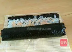 Illustration of how to make spicy cabbage sushi 10