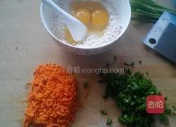 Illustration of how to make carrot and egg pancakes 2
