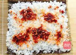 Illustration of how to make spicy meat floss sushi 4