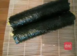 Illustration of how to make egg and meat floss sushi 4