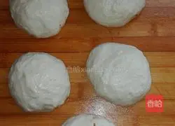 Illustration of how to make onion and beef patties 16